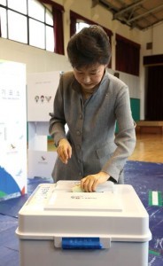 6月4日、韓国・ソウルの投票所で統一地方選の投票を行う朴槿恵大統領 （C）EPA=時事
