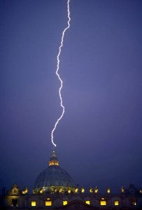  ベネディクト16世が退位を表明した2月11日、バチカンのサンピエトロ大聖堂のドーム屋根に落ちた雷（C）AFP=時事