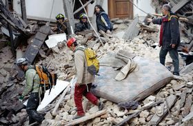 300人を超す犠牲者が出たラクイラ地震
（c）AFP=時事