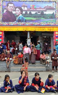 結婚した国王夫妻の到着を沿道で待つブータンの人々（c）AFP=時事