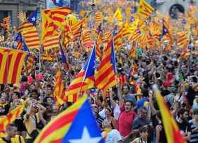 「カタルーニャ、欧州の新国家」を合言葉に行進する市民（c）AFP=時事
