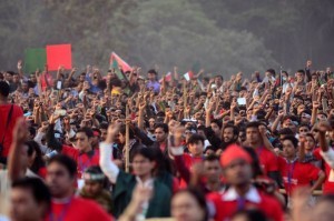  戦勝記念日で沸き立つバングラデシュの群集　（C）AFP=時事