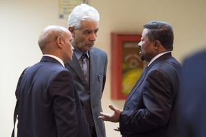 今月10日、エチオピアのアジスアベバで開かれたアフリカ連合の会議に出席したリビア・クーサ外相（中央） （C）EPA=時事