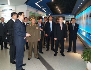  5月23日、北京経済技術開発区を視察する崔龍海氏（左から５人目）（C）朝鮮通信＝時事