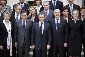 変化に乏しい新内閣の布陣（前列左からアリオマリー外相、フィヨン首相、サルコジ大統領、ジュペ国防相、コシウスコモリゼ環境相）　（c）EPA=時事