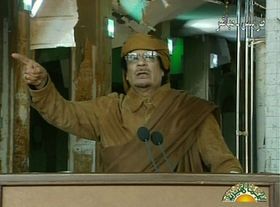 テレビ演説で健在ぶりを示したカダフィ（c）AFP=時事（AFP PHOTO/LIBYAN TV）