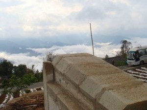  前方の雲の遥か下を怒江が左から右に流れる（2012年5月、筆者撮影。以下同）