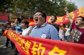 日本の尖閣国有化に反対する中国のデモ（c）AFP=時事