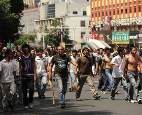 2009年7月7日、ウイグル族に対抗して街頭デモを行なう漢族（c）AFP=時事