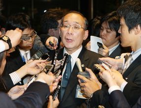 4月19日、記者団の質問に答える東京電力次期会長の下河辺和彦氏 （C）時事