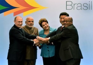  7月15日、新興５カ国（ＢＲＩＣＳ）の首脳会議で握手する（左から）ロシアのプーチン大統領、インドのモディ首相、ブラジルのルセフ大統領、中国の習近平国家主席、南アフリカのズマ大統領（ブラジル・フォルタレザ）（C）AFP=時事