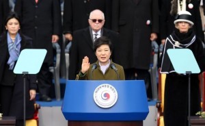  2月25日、ソウルで行なわれた就任式で宣誓する朴槿恵韓国大統領 （C）EPA=時事