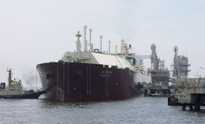 夏場の電力需要に応えるため入港したカタールの大型LNG船（c）時事
