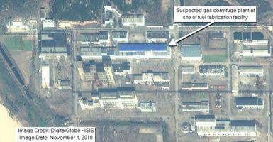 米シンクタンク・科学国際安全保障研究所（ISIS）が公表した北朝鮮・寧辺のウラン濃縮施設と見られる青い屋根の建物 (C)時事[ISIS提供]