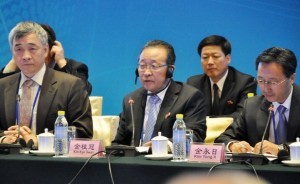  9月18日、中国・北京の国際セミナーで演説する北朝鮮の金桂冠第１外務次官（中央）（C）時事
