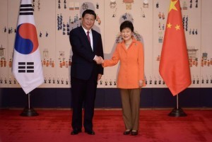  7月3日、ソウルの青瓦台（大統領府）で行われた首脳会談を前に、中国の習近平国家主席（左）と握手する韓国の朴槿恵大統領 （C）AFP=時事