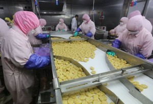 問題の上海の工場での鶏肉加工の様子　（C）AFP＝時事