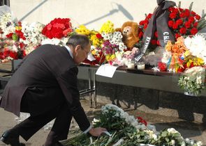 3月14日、モスクワの日本大使館で、震災犠牲者に献花するロシアのラブロフ外相 （C）時事