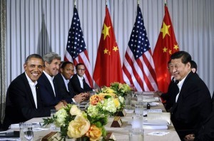  2013年6月7日、米カリフォルニア州パームスプリングズ近郊の保養施設で、会談するオバマ米大統領（左端）と中国の習近平国家主席（右端）（C）AFP=時事