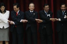 「時間切れ」を狙う中国の戦術は成功した（左からタイのインラック首相、ベトナムのグエン・タン・ズン首相、中国の温家宝首相、カンボジアのフン・セン首相、ブルネイのハサナル・ボルキア国王）（c）EPA=時事