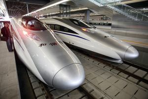 産業発展の鍵を握る（上海―杭州を結ぶ高速鉄道）（c）EPA=時事