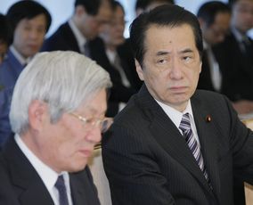 4月14日、東日本大震災復興構想会議に出席した菅首相。左は五百旗頭議長 （C）時事