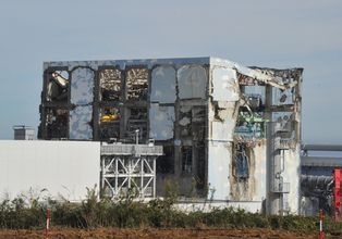無残な姿をさらす福島第一原発４号機の原子炉建屋（11月12日撮影）（C）時事