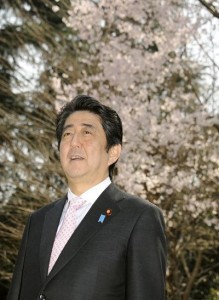  3月28日午後、首相官邸の庭に咲いた桜を観賞する安倍晋三首相 （C）時事