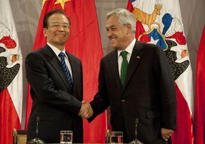 チリのピニェラ大統領（右）と握手する温家宝首相 （C）AFP=時事