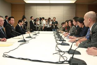 8月22日、首相官邸で反原発団体の代表者と面会した野田首相 （C）時事