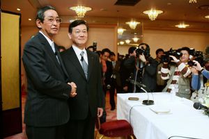 2006年に社長の座を大坪氏（右）に譲り会長になった中村氏 （C）時事
