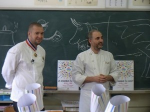 都内の小学校で子供たちにフランス料理の魅力を語るゴメズ氏（左、筆者撮影）