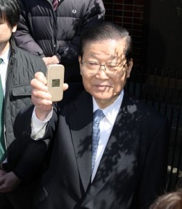  3月26日、自宅の家宅捜索を受けた後、報道各社の取材に応じる朝鮮総連の許宗萬議長 （C）時事