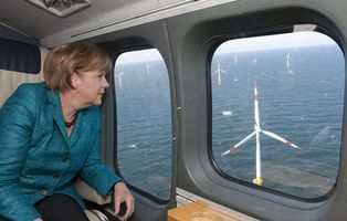 5月2日、ドイツ北東部のバルト海沿岸沖で洋上ウィンドファーム（風力発電基地）を視察したメルケル首相 （C）AFP=時事