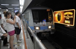  中国の地下鉄は慢性的な赤字　（C）時事
