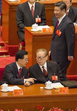 習近平（右）率いる最高指導部人事で胡錦濤（左）は江沢民（中央）に完敗した（c）EPA=時事