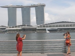  「お台場カジノ」のモデル、シンガポールの大型複合リゾートホテル「マリーナ・ベイ・サンズ」（写真は筆者撮影）