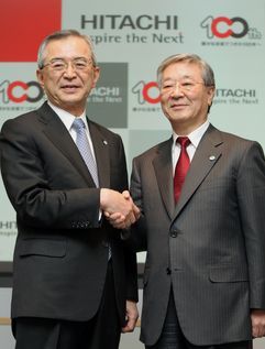 改革を進めた川村隆会長（左）と後任の中西宏明社長（c）時事