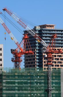 東京の湾岸地区で建設が進む高層マンション（c）時事