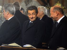 存在感のアピールに余念がないサルコジ大統領（チェコのハベル前大統領の国葬にて）（c）EPA=時事