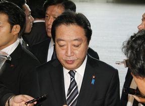 11月30日、前沖縄防衛局長問題について記者団の質問に答える野田首相 （C）時事
