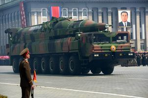 軍事パレードで公開されたICBMと見られる新型ミサイル （C）AFP=時事