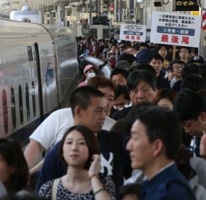  GW中も新幹線は超満員だった　（C）時事