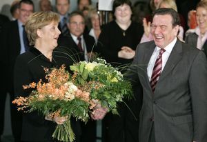 改革はシュレーダー前首相（右）からメルケル首相へと受け継がれた　（c）AFP＝時事