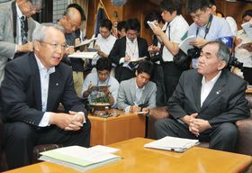 7月4日、真部利応・九州電力社長（左）に玄海原発の再開同意を伝えた岸本英雄・玄海町町長（c）時事