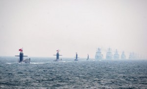  「夏」（シア）級原子力弾道ミサイル潜水艦を先頭に航行する中国艦隊　（C）AFP＝時事
