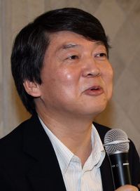 「台風の目」の安哲秀氏 （C）EPA=時事