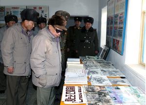 第105戦車師団の施設を視察する金正日総書記。写真は朝鮮中央通信が1月4日に配信したが、実際の視察の正確な日時は不明 （C）EPA=時事