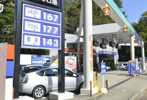 ガソリン価格も徐々に下がってきた（C）時事