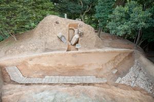 八角形墳と確認された牽牛子塚古墳（奈良県明日香村、明日香村教育委員会提供）（C）時事